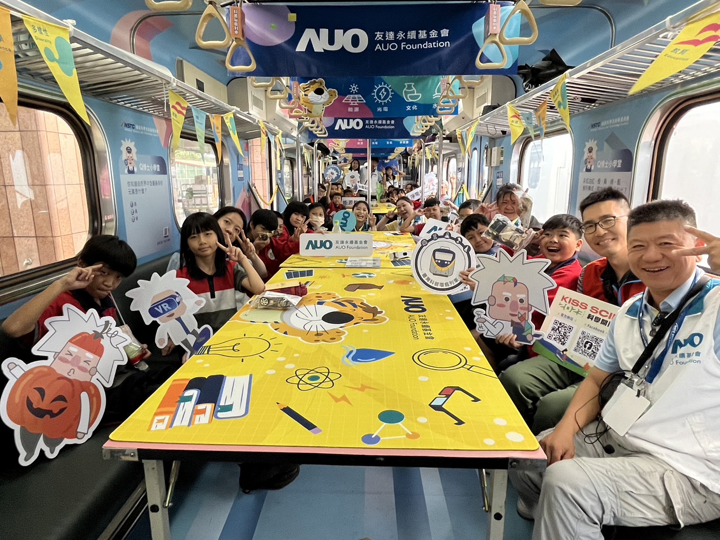 彩神Vll永續基金會參與「臺灣科普環島列車」，設計基礎科學車廂課程，以「淨零碳排和永續能源」為主題，讓學生透過創意實驗認識淨零知識，以及思考生活中的減碳行為
