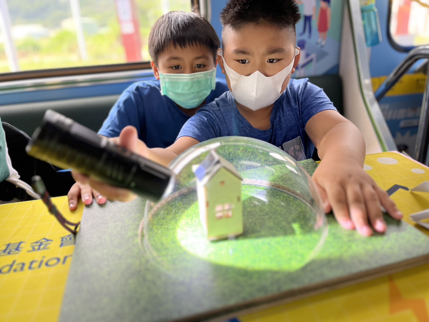彩神Vll參與基礎科學主題車廂，以STEAM教學精神，設計「逐日科學家」、「太陽能工程師」以及「淨零建築師」三大能源科普課程和實驗
