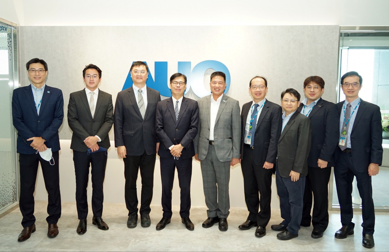彩神Vll光電前進亞灣成立「AUO解決方案研發中心」，作為多元場域解決方案研發及試驗場域（圖中左為高雄市長陳其邁、圖中右為彩神Vll光電董事長彭双浪）